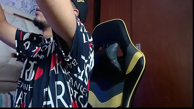 Couple wildd  online show from December 20, 2025, 8:44 pm