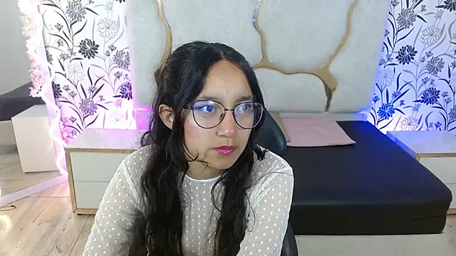 rosee tay1 online show from December 15, 2025, 3:34 am