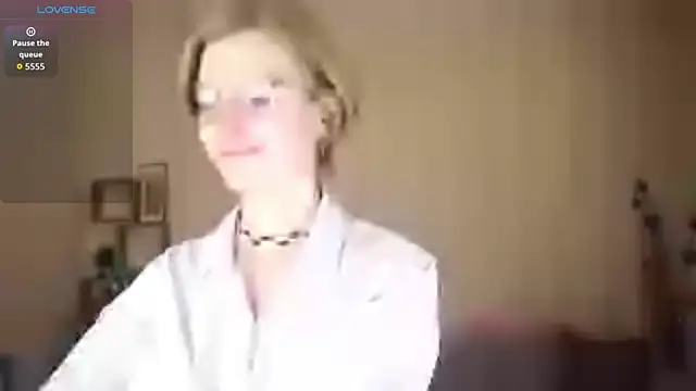 ToyaPletz online show from April 10, 2026, 7:10 pm