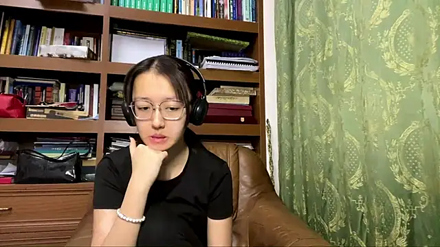 LinaClous online show from January 7, 2026, 3:50 pm