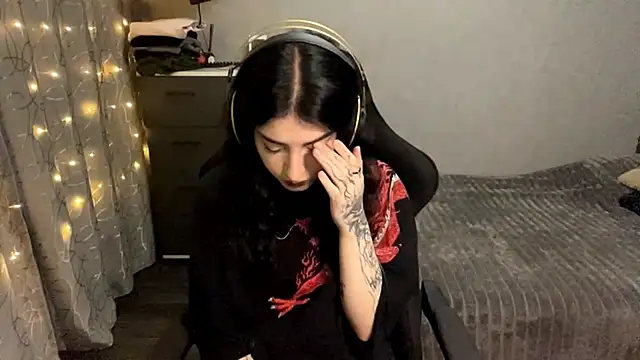 Meowluly online show from December 15, 2025, 9:42 pm