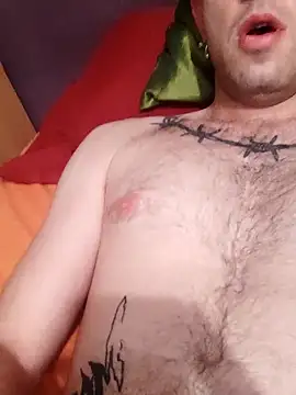 MomentoCaliente00 online show from November 23, 2025, 7:35 pm