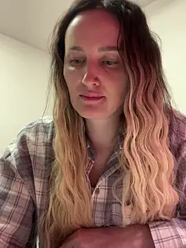 Snapshot of TomilaSi chatting on November 25, 2025, 6:52 pm TomilaSi online show from November 25, 2025, 6:52 pm