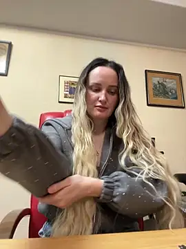 Snapshot of TomilaSi chatting on November 26, 2025, 6:19 pm TomilaSi online show from November 26, 2025, 6:19 pm