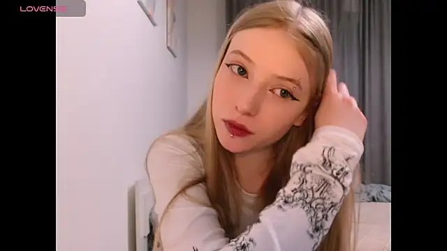 Snapshot of _Milana_Sparkl75_ chatting on December 3, 2025, 1:39 am Milana Sparkl75 online show from December 3, 2025, 1:39 am