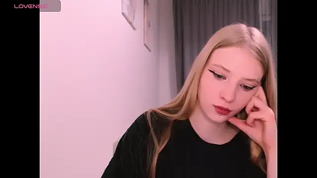 Snapshot of _Milana_Sparkl75_ chatting on December 5, 2025, 2:21 am Milana Sparkl75 online show from December 5, 2025, 2:21 am