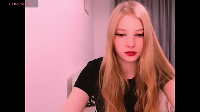 Snapshot of _Milana_Sparkl75_ chatting on December 16, 2025, 8:13 pm Milana Sparkl75 online show from December 16, 2025, 8:13 pm