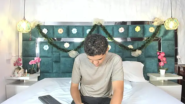 Snapshot of _bonnyandclyde chatting on December 16, 2025, 11:36 am bonnyandclyde online show from December 16, 2025, 11:36 am