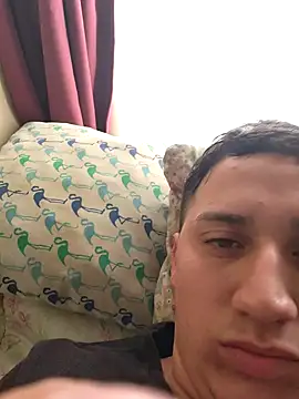 Snapshot of Alvarezz0202 chatting on April 28, 2026, 8:35 pm Alvarezz0202 online show from April 28, 2026, 8:35 pm