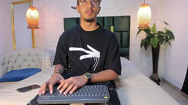 Snapshot of Brand_Collins chatting on November 28, 2025, 11:32 am Brand Collins online show from November 28, 2025, 11:32 am