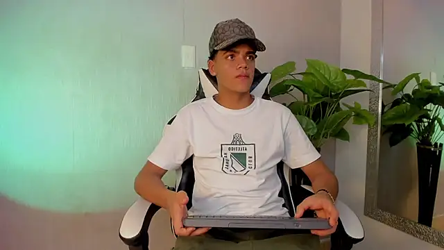 Isaac Collins  online show from December 4, 2025, 8:30 pm