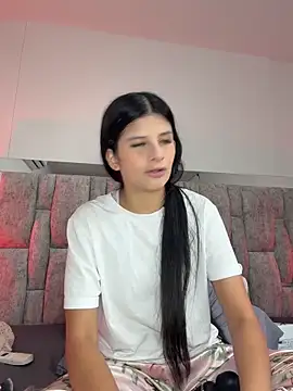 ZafiraNavarro online show from April 19, 2026, 6:10 pm