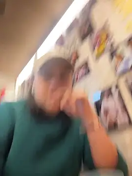 Snapshot of Laurabuu_ chatting on December 3, 2025, 10:42 pm Laurabuu online show from December 3, 2025, 10:42 pm