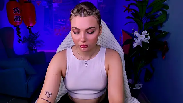 HyileyClark online show from April 19, 2026, 9:54 am