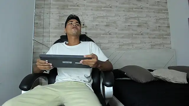 Simon Pernia online show from December 1, 2025, 7:04 pm