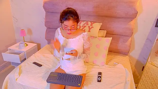 Mia Cullen online show from December 17, 2025, 11:59 am