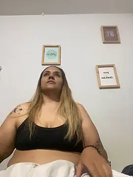 LoreinnFox online show from April 25, 2026, 4:04 am
