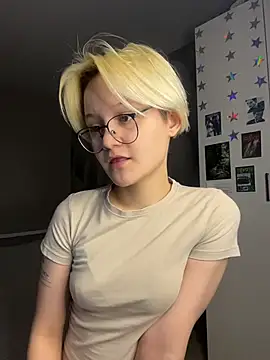 Snapshot of LunaDoreann chatting on December 4, 2025, 9:08 am LunaDoreann online show from December 4, 2025, 9:08 am