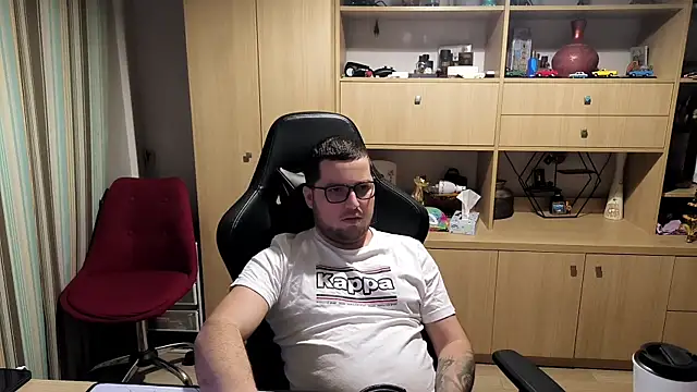 kevinnlovelly online show from December 2, 2025, 11:28 pm