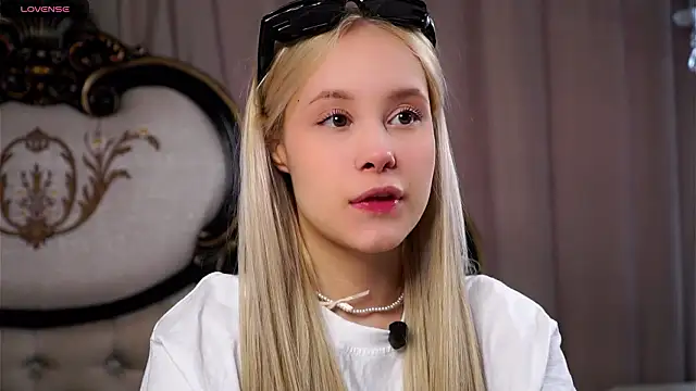 AunclreaVache online show from March 4, 2026, 2:19 am