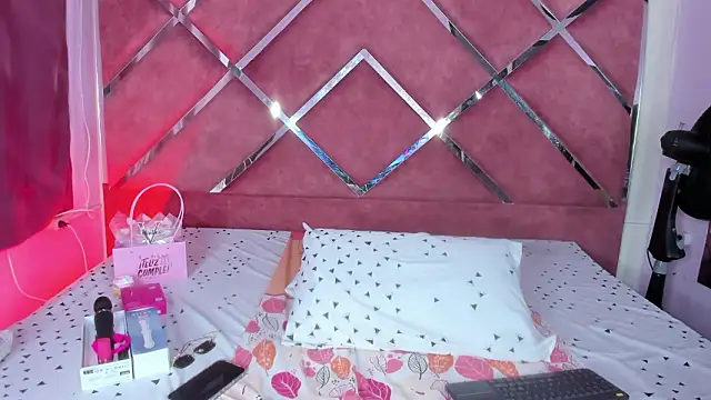 Snapshot of MeganDangelo chatting on February 10, 2026, 9:36 pm MeganDangelo online show from February 10, 2026, 9:36 pm