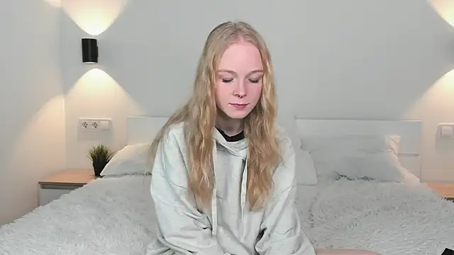 GhisllaineWestler online show from December 2, 2025, 4:25 am