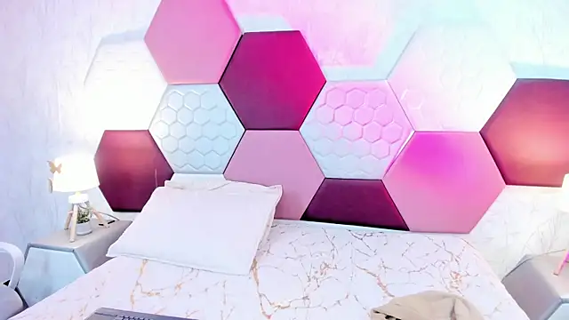 AriaRous online show from July 18, 2026, 5:43 pm