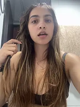 Snapshot of Julieta-8 chatting on May 14, 2026, 1:02 am Julieta-8 online show from May 14, 2026, 1:02 am
