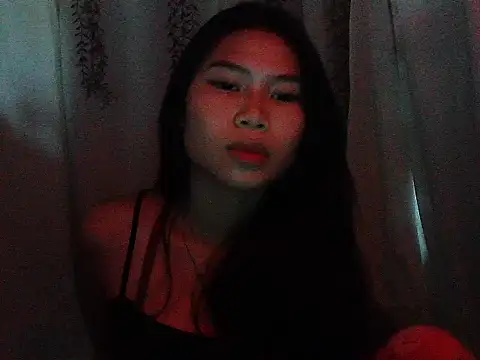 Snapshot of Allysonxx05 chatting on December 4, 2025, 4:44 am Allysonxx05 online show from December 4, 2025, 4:44 am