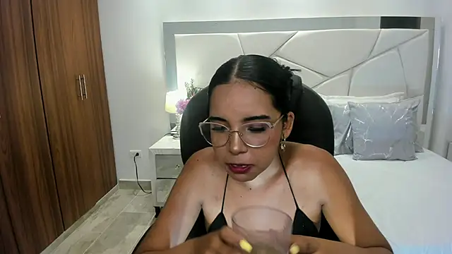 Snapshot of alana_martiins chatting on June 26, 2026, 11:43 pm alana martiins online show from June 26, 2026, 11:43 pm