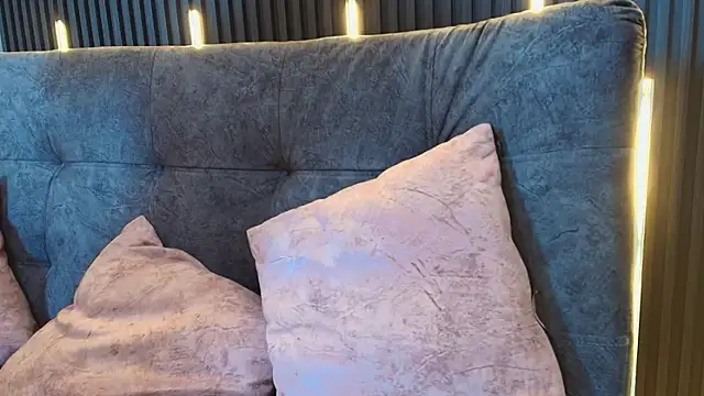 brunette candyy  online show from March 9, 2026, 1:14 pm