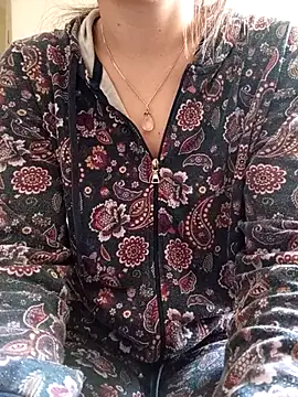 gatitachula93 online show from April 17, 2026, 3:15 pm