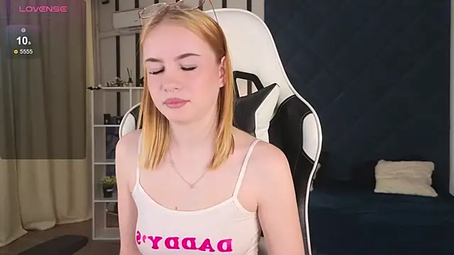 shinyluna1 online show from December 2, 2025, 10:17 am