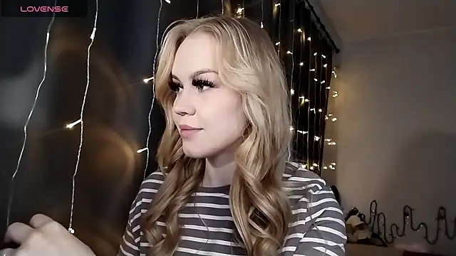 LunaPeony online show from December 16, 2025, 6:50 am