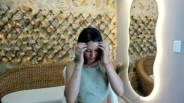 Snapshot of GoldenMusee_ chatting on December 2, 2025, 7:26 pm GoldenMusee online show from December 2, 2025, 7:26 pm