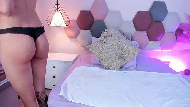 LyraVendrell online show from February 5, 2026, 12:01 pm