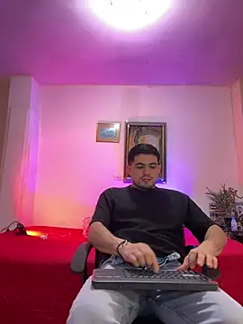 williamsmiiths16 online show from March 5, 2026, 12:02 pm