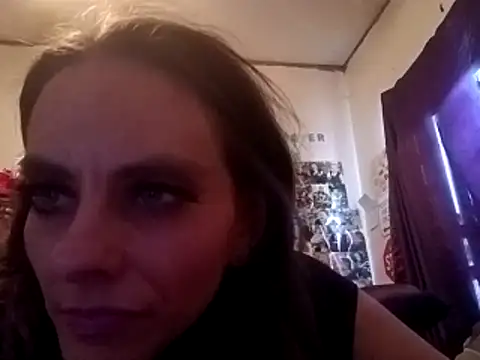 snowbird1117 online show from December 21, 2025, 10:43 pm