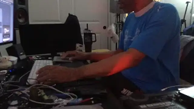 Snapshot of daddyleftcurve chatting on December 3, 2025, 10:25 am daddyleftcurve online show from December 3, 2025, 10:25 am