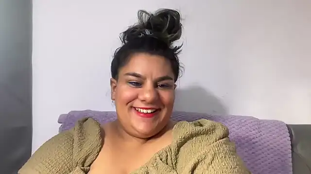Snapshot of YoungCurvyLeah chatting on August 1, 2026, 2:09 am YoungCurvyLeah online show from August 1, 2026, 2:09 am
