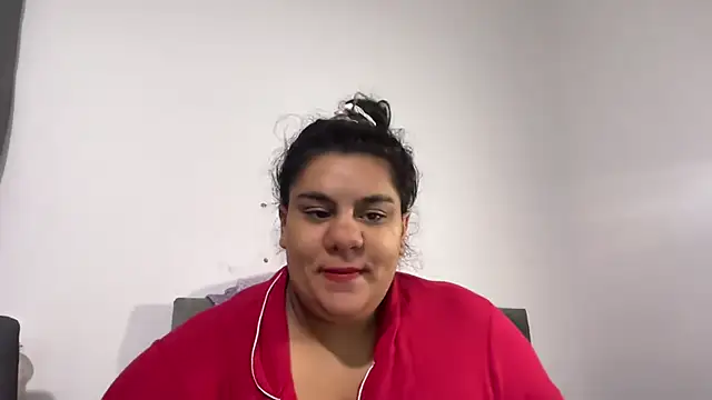 Snapshot of YoungCurvyLeah chatting on August 3, 2026, 4:02 pm YoungCurvyLeah online show from August 3, 2026, 4:02 pm