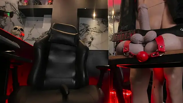 AlecBanne online show from April 19, 2026, 10:49 am