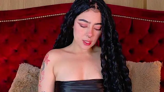 Snapshot of TaniaRedd_ chatting on December 14, 2025, 2:11 pm TaniaRedd online show from December 14, 2025, 2:11 pm