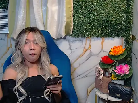 Snapshot of Alexie_08 chatting on December 4, 2025, 10:14 am Alexie 08 online show from December 4, 2025, 10:14 am