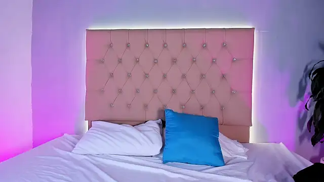 EmmaLawrence  online show from January 12, 2026, 8:15 pm