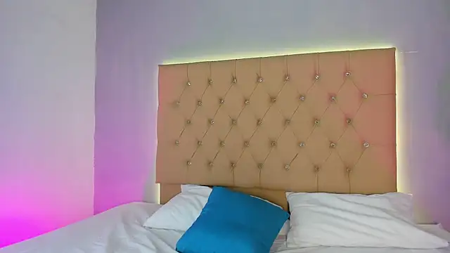 EmmaLawrence  online show from January 11, 2026, 8:05 pm