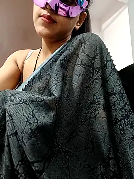 Shivani hotty online show from April 3, 2026, 4:02 pm