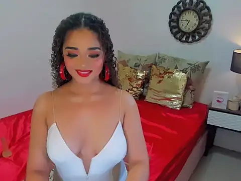 Snapshot of vanegra_curly chatting on December 17, 2025, 7:19 pm vanegra curly online show from December 17, 2025, 7:19 pm