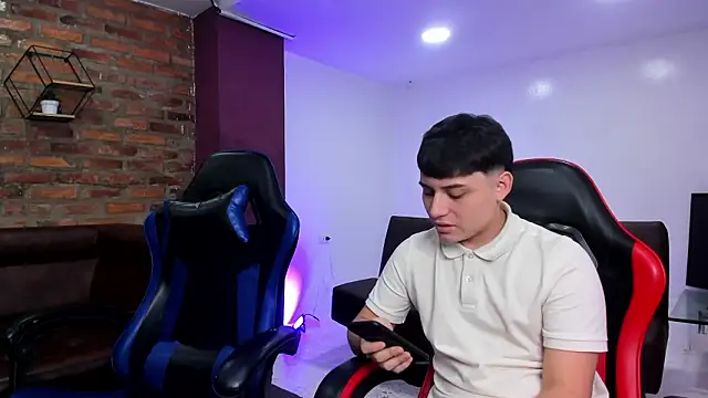 Snapshot of HotThreesoome chatting on February 21, 2026, 12:18 pm HotThreesoome online show from February 21, 2026, 12:18 pm