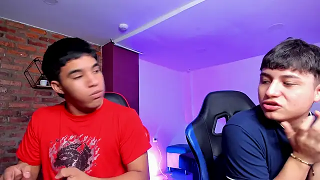 Snapshot of HotThreesoome chatting on March 3, 2026, 12:34 pm HotThreesoome online show from March 3, 2026, 12:34 pm